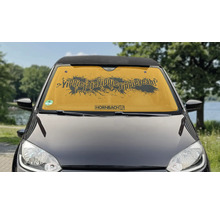 Hornbach Sonnenschutz für die Windschutzscheibe mit Hornbach Logo und Slogan Yippiejajayippieyippieyeah an einem Auto.