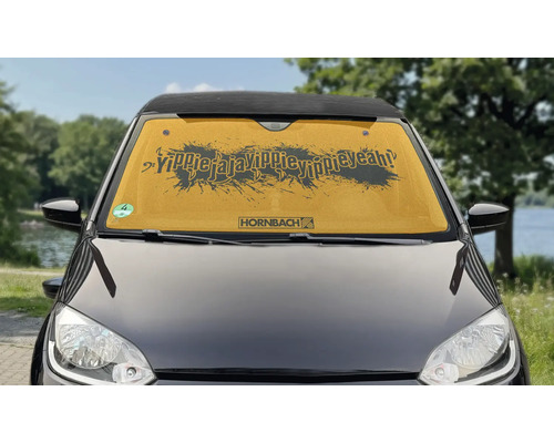 Hornbach Sonnenschutz für die Windschutzscheibe mit Hornbach Logo und Slogan Yippiejajayippieyippieyeah an einem Auto.