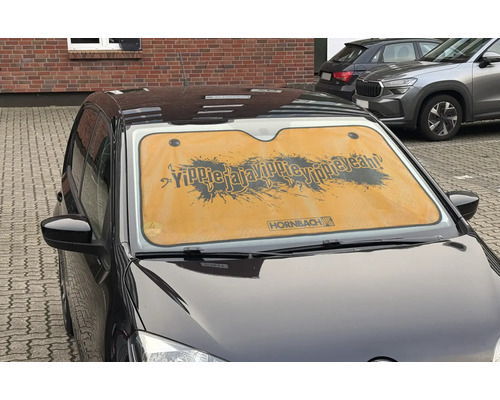 Auto-Sonnenschutz für die Windschutzscheibe mit YippieJajaYippieYippieYeah Slogan und Hornbach Logo.