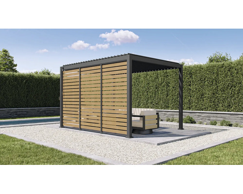 Moderne, helle Gartenanlage mit anthrazitfarbener Pergola aus Aluminium, verstellbarem Lamellendach und Schiebewänden mit Holzlamellen.