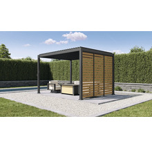 Moderne Aluminium-Pergola mit Lamellendach und Seitenwänden aus Holzlamellen in einem Garten mit Lounge-Möbeln und Pool.