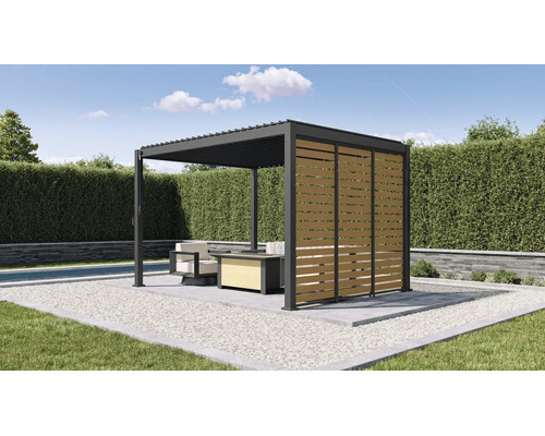 Moderne Aluminium-Pergola mit Lamellendach und Seitenwänden aus Holzlamellen in einem Garten mit Lounge-Möbeln und Pool.