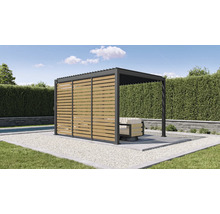 Moderne Pergola mit Metallrahmen, Lamellendach und Seitenwand aus Holzlamellen in einem Garten mit Pool und Lounge-Sessel.