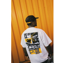 Mann in einem weißen T-Shirt mit schwarzem und gelbem Grafikdruck auf dem Rücken, der eine Bohrmaschine und Bauszenen zeigt.