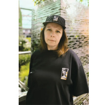 Frau trägt ein Hornbach T-Shirt und eine Hornbach Kappe mit Hornbach Logo.