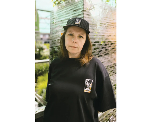 Frau trägt ein Hornbach T-Shirt und eine Hornbach Kappe mit Hornbach Logo.