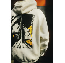 Weißer Kapuzenpullover mit Grafikdruck auf dem Rücken, der zwei Personen und eine Bohrmaschine im Comic-Stil zeigt.