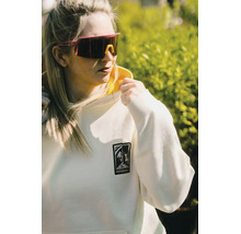 Frau mit hellem Kapuzenpullover mit Hornbach Logo und Sportsonnenbrille in heller Umgebung im Freien.