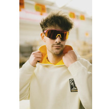 Mann trägt einen Kapuzenpullover mit Hornbach Logo und eine verspiegelte Sportbrille.