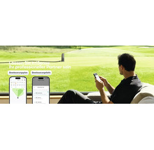 Ein Mann steuert ein IrriSense Bewässerungssystem über eine Smartphone-App, während ein Rasensprenger im Garten den Rasen bewässert.