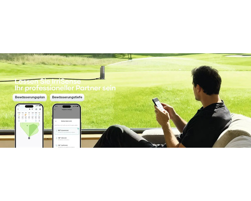 Ein Mann steuert ein IrriSense Bewässerungssystem über eine Smartphone-App, während ein Rasensprenger im Garten den Rasen bewässert.