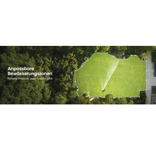 Vogelperspektive einer Gartenanlage mit einem Rasensprenger, der eine individuell anpassbare Bewässerungszone auf dem grünen Rasen bewässert.