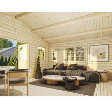 Modern eingerichtetes Gartenhaus aus hellem Holz mit Sofa, Couchtisch, Teppich und Ausblick in den Garten durch offene Tür und Fenster.