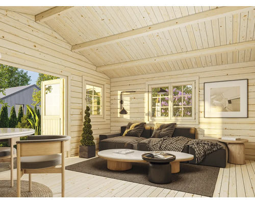 Modern eingerichtetes Gartenhaus aus hellem Holz mit Sofa, Couchtisch, Teppich und Ausblick in den Garten durch offene Tür und Fenster.