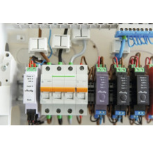 Sicherungskasten mit installierten Shelly Smart Home Modulen und Leitungsschutzschaltern auf einer Hutschiene.