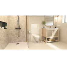 Modernes Badezimmer mit ebenerdiger Dusche, Wand-WC, Waschtisch mit Holzunterschrank, Spiegel und Wandleuchten in heller und organisierter Optik.