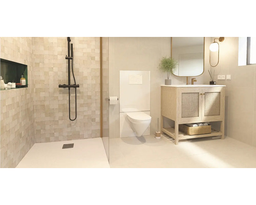 Modernes Badezimmer mit ebenerdiger Dusche, Wand-WC, Waschtisch mit Holzunterschrank, Spiegel und Wandleuchten in heller und organisierter Optik.