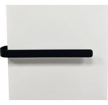 Handtuchhalter in Schwarz, flaches Metalldesign, an weißer Front montiert.