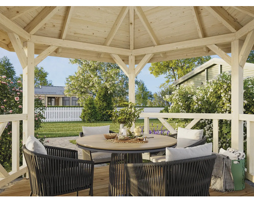 Moderner Gartenpavillon aus hellem Holz mit rundem Esstisch und dunklen geflochtenen Stühlen in einem hellen, gepflegten Garten.