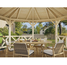 Achtkantiger Holzpavillon mit offener Dachkonstruktion, Kreuzgeländer und Gartenset aus Holz mit geflochtenen Sesseln und hellen Auflagen.