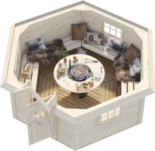 Innenansicht einer sechseckigen Grillhütte aus hellem Holz mit zentralem Grilltisch, umlaufenden Sitzbänken, Kissen und Fellen.