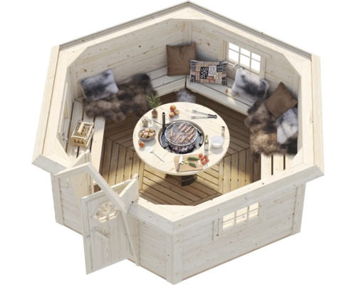 Innenansicht einer sechseckigen Grillhütte aus hellem Holz mit zentralem Grilltisch, umlaufenden Sitzbänken, Kissen und Fellen.