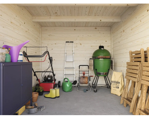 Heller, organisierter Innenraum eines Holz-Gartenhauses mit Rasenmäher, Keramikgrill, Leiter, Klappstühlen und Gartenzubehör auf grauem Boden.