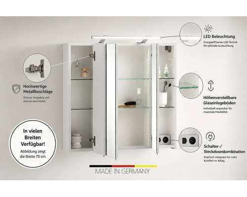 Spiegelschrank für das Badezimmer mit drei Türen, LED-Beleuchtung, höhenverstellbaren Glaseinlegeböden, Metallbeschlägen und Steckdose.