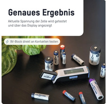 Ansmann Batterietester mit digitalem Display beim Testen einer 9 Volt Blockbatterie umgeben von verschiedenen Ansmann Batterietypen.