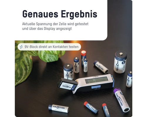 Ansmann Batterietester mit digitalem Display beim Testen einer 9 Volt Blockbatterie umgeben von verschiedenen Ansmann Batterietypen.