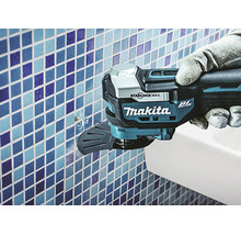 Makita Akku-Multitool mit Starlock Max Aufnahme beim Bearbeiten einer Mosaikfliesenwand im Badezimmer.