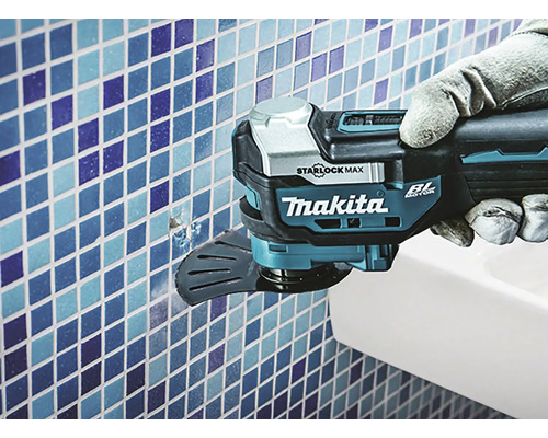 Makita Akku-Multitool mit Starlock Max Aufnahme beim Bearbeiten einer Mosaikfliesenwand im Badezimmer.
