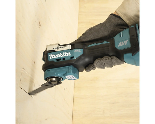 Makita Multifunktionswerkzeug mit bürstenlosem Motor und Anti-Vibrations-Technologie sägt eine quadratische Öffnung in eine Holzplatte.