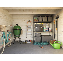 Organisiertes Gartenhaus mit Fahrrad, Keramikgrill, Trittleiter, Metallregal mit Lagerboxen, Gartenschlauch und Gießkanne.