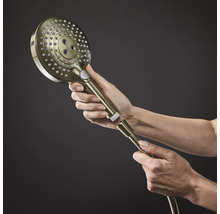Handbrause mit Duschschlauchanschluss in der Hand gehalten