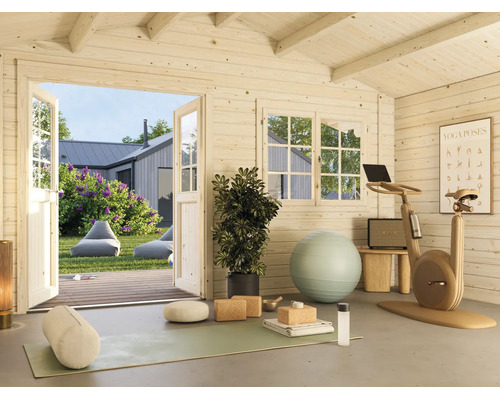Einladendes Holz-Gartenhaus, eingerichtet als Fitness- und Yogaraum mit Blick in den Garten durch geöffnete Doppeltüren.