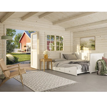 Innenansicht eines hellen, wohnlich eingerichteten Gartenhauses aus Holz mit Daybed, Sessel und Blick durch die offene Tür in den Garten.