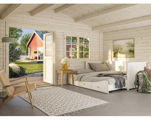 Helles, geräumiges Gartenhaus-Innere aus Holz mit ausziehbarem Tagesbett, Sessel, Webteppich und offener Tür mit Blick in den grünen Garten.