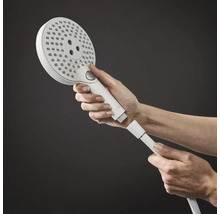 Handbrause mit Anschlussschlauch in der Hand gehalten