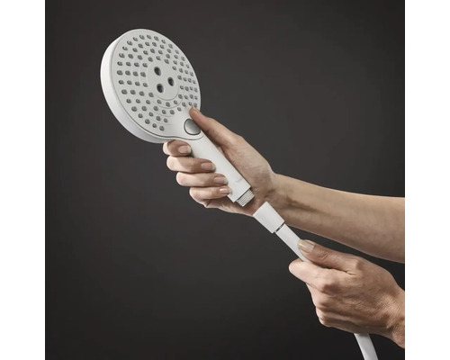 Handbrause mit Anschlussschlauch in der Hand gehalten