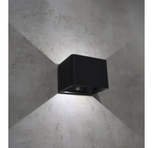 Quadratische Wandleuchte in moderner Optik mit Bewegungsmelder für eine direkte und indirekte Lichtverteilung an der Wand