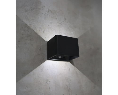 Quadratische Wandleuchte in moderner Optik mit Bewegungsmelder für eine direkte und indirekte Lichtverteilung an der Wand