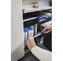 Blanco Trinkwasserfiltersystem eingebaut in einem Küchenunterschrank mit zwei auswechselbaren Filterkartuschen und digitaler Anzeige.