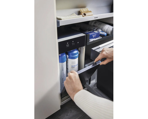 Blanco Trinkwasserfiltersystem eingebaut in einem Küchenunterschrank mit zwei auswechselbaren Filterkartuschen und digitaler Anzeige.