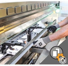 Ein Handwerker mit Arbeitshandschuhen bedient eine industrielle Metallbiegemaschine zur präzisen Bearbeitung von Metallprofilen in der Werkstatt. (Image AI modified or generated)