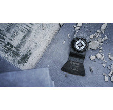 Bosch Multifunktionswerkzeug Sägeblatt ATZ 52 SC für Multimaterial auf einer bearbeiteten Oberfläche.