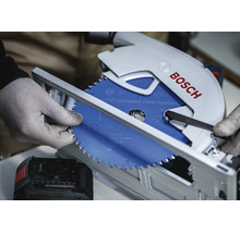 Eine Bosch Akku Handkreissäge mit einem Expert Laminated Panel Kreissägeblatt wird von einer Person mit Arbeitshandschuhen montiert.