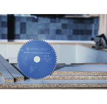Bosch Expert Laminated Panel cordless Kreissägeblatt auf beschichteten Holzplatten in einer Werkstattumgebung.