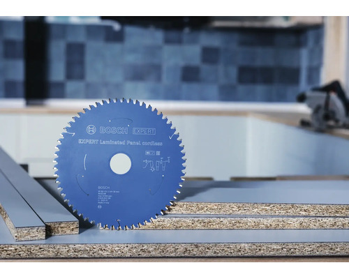 Bosch Expert Laminated Panel cordless Kreissägeblatt auf beschichteten Holzplatten in einer Werkstattumgebung.