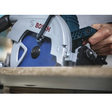 Eine Bosch Handkreissäge beim Sägen einer Holzplatte, bedient von einer Hand.